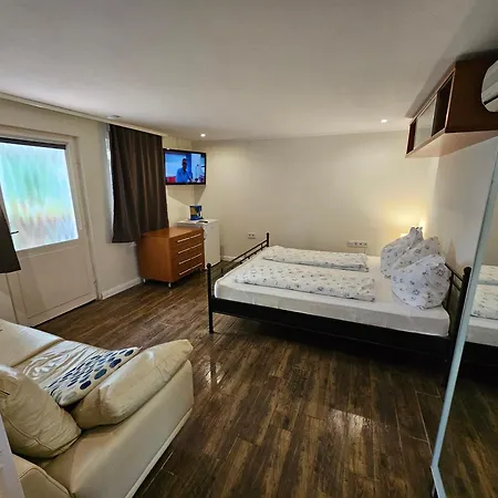 Otis Vendeghaz Apartment